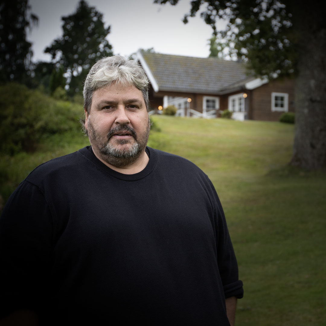 Magnus Larsson framför sitt hus i Sikhall utanför Brålanda