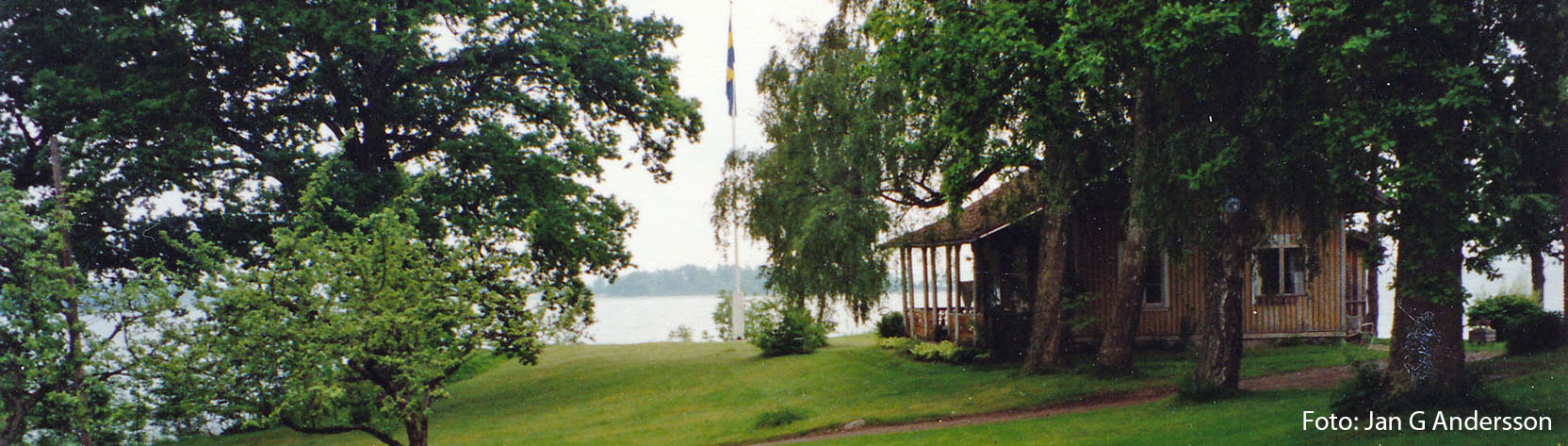 Sikhallsgård fotocred 1640x350 Äldre bostad med amerikansk veranda vid Sikhall innan renovering.